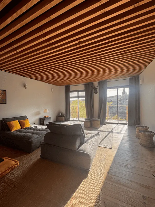 L’Abri du Château à Jarnioux — Spa canadien, sauna et vue sur le château à Jarnioux