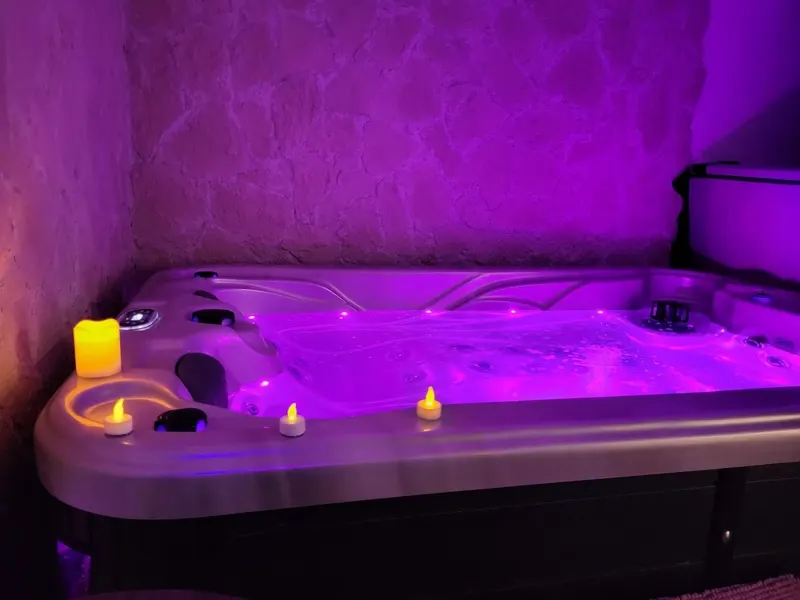 Les Nuances de Mélis à Crémieu — lit king à baldaquin, hammam, jacuzzi et sauna à Crémieu