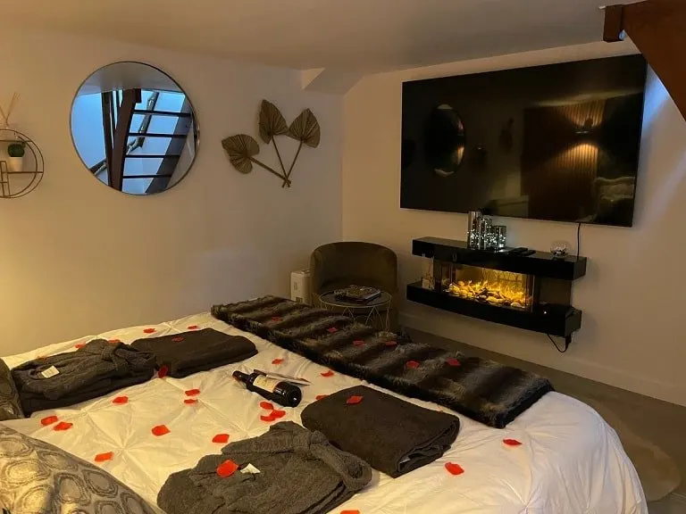 Love Capsule à Chartrettes — jacuzzi, sauna, jardin privé et lit king size à Chartrettes