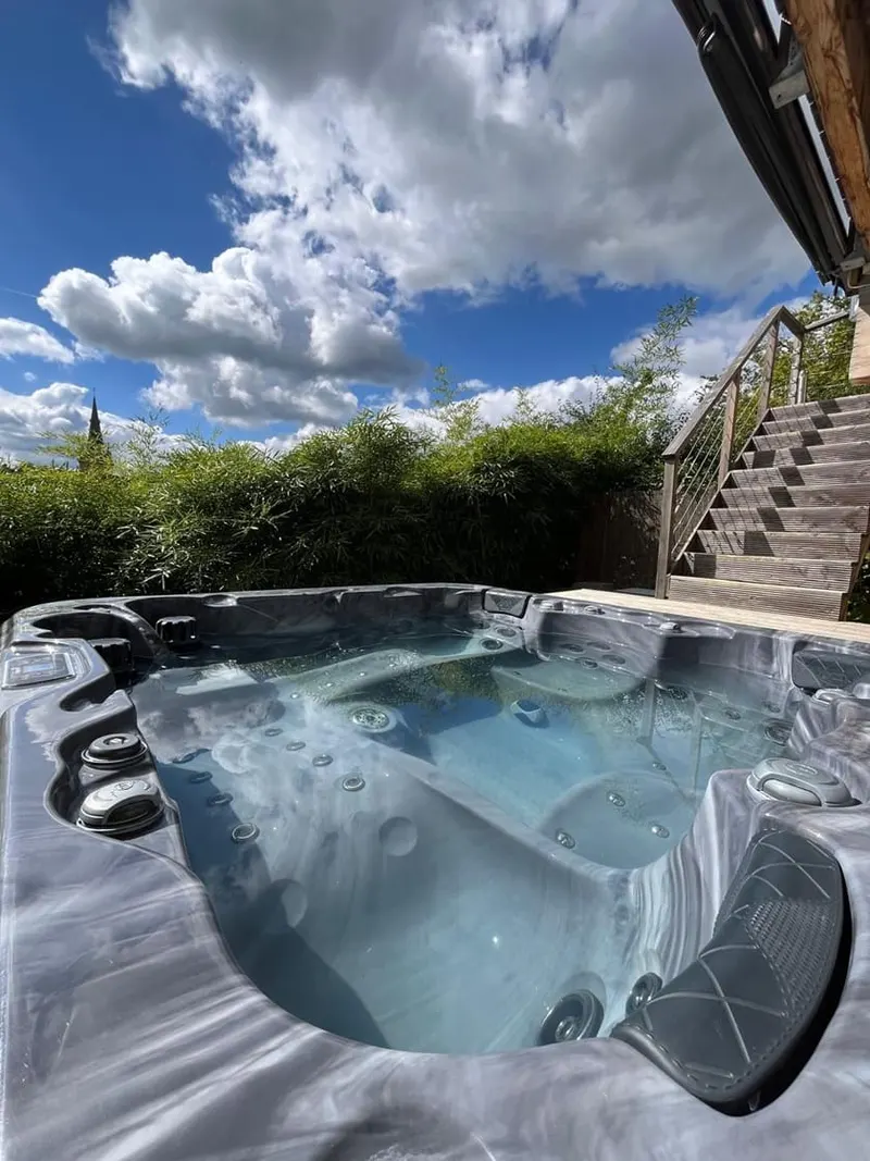 L’Abri du Château à Jarnioux — Spa canadien, sauna et vue sur le château à Jarnioux