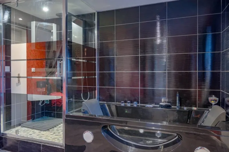 Les Nuances de Mélis à Crémieu — lit king à baldaquin, hammam, jacuzzi et sauna à Crémieu
