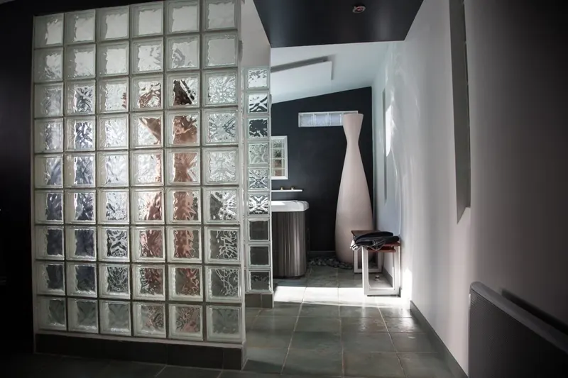 Rêves de Spa — Suite Onyx à Alleins, 35 m² avec spa 71 jets et écran de 3 mètres à Alleins