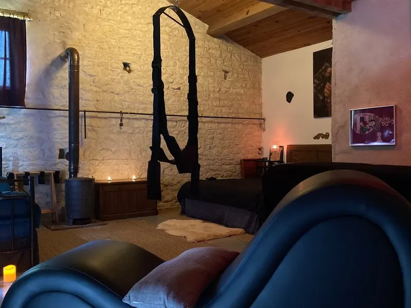 LoveRoom Adults-Only à Maillezais — chambre coquine et hammam privatif en option à Maillezais