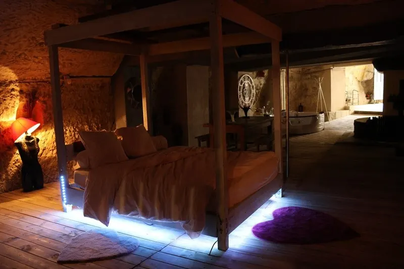 La Cave du Secret à Tours — refuge troglodytique de 150 m² avec spa privé à Tours