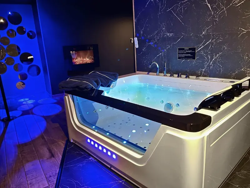 Suite Cléopâtre à Niort — 100 m², balnéo, billard et Escape Love Game à Niort