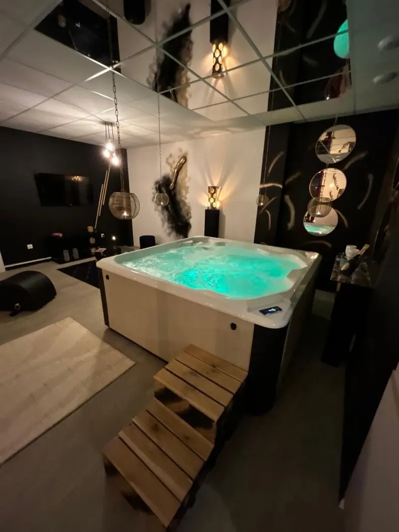 L’Escapade sensuelle — Jacuzzi 4 places et espace secret à Épernay à Épernay