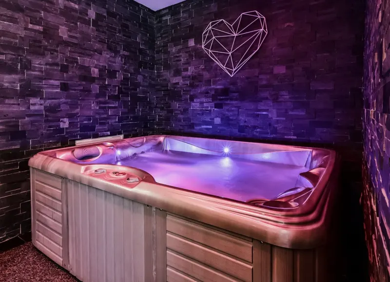 L’AppartOsé à Tresserve — Triplex de 80 m² avec jacuzzi privé et quatre univers à Tresserve