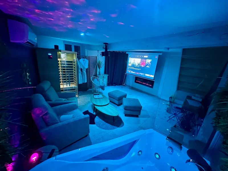 CinéSpa Lodge – L’Élixir à La Celle-Saint-Cyr — jacuzzi, sauna infrarouge et écran cinéma à La Celle-Saint-Cyr