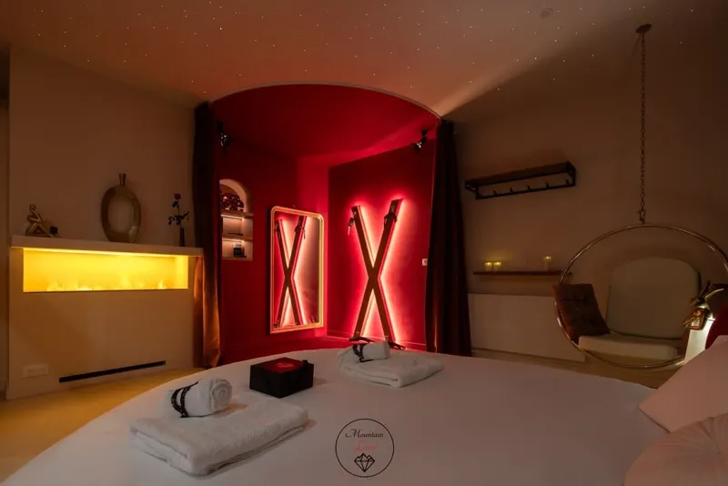 Mountain Love à Saint-Claude — Jacuzzi 42 jets, sauna et pièce secrète dans 60 m² à Saint-Claude