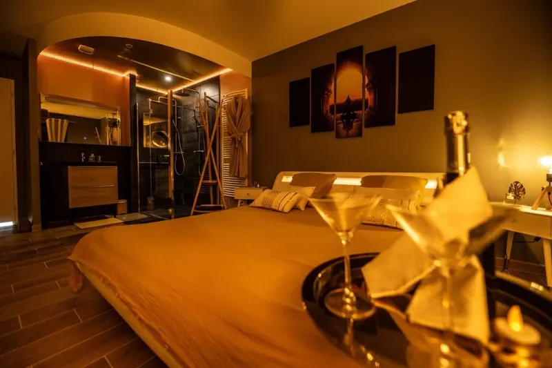 La Parenthèse Amoureuse à La Jarne — jacuzzi 22 jets et pièce secrète près de La Rochelle à La Jarne