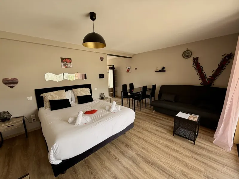 Charda Spa — Chambre avec jacuzzi en terrasse à Seyne à Seyne