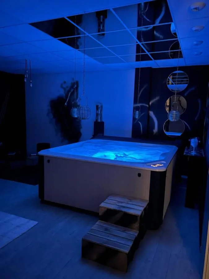 L’Escapade sensuelle — Jacuzzi 4 places et espace secret à Épernay à Épernay