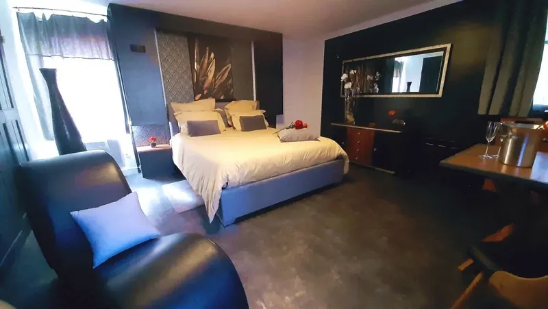 Rêves de Spa — Suite Onyx à Alleins, 35 m² avec spa 71 jets et écran de 3 mètres à Alleins