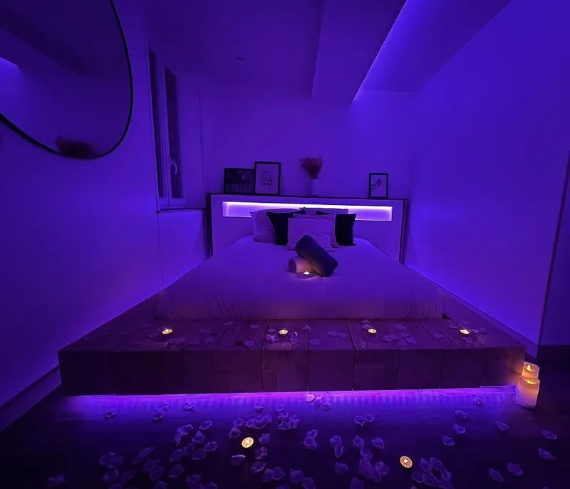 Les Suites B Spa — Suite CineOak à Le Beausset