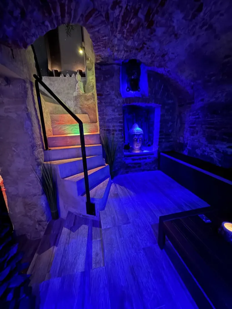 Suite Loveroom à Valenciennes — 80 m², jacuzzi trois places et lit rond sous voûte à Valenciennes