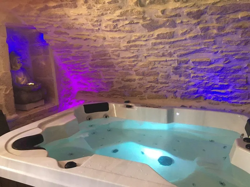 Les Secrets de l'Isle — Jacuzzi et hammam en caves voûtées à L'Isle-d'Abeau à L'Isle-d'Abeau