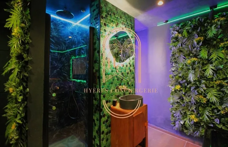 Jungle Love Room Hyères — Balnéo duo et cinéma privé dans 27 m² à Hyères