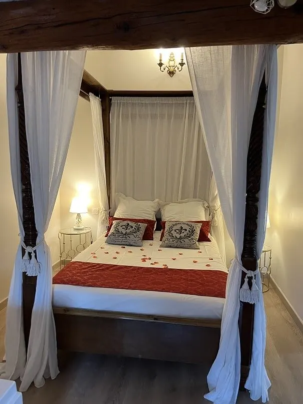 La Halte Louis XIII à Bram — triplex de 70 m² avec baignoire balnéo connectée à Bram