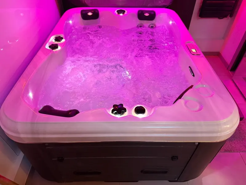 Liberty Walk à Montmorot — jacuzzi et sauna dans un appartement historique de 54 m² à Montmorot