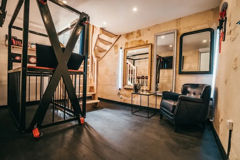 The Playroom à Bordeaux — Trois étages, lit à eau chauffant et salle de jeux privée à Bordeaux
