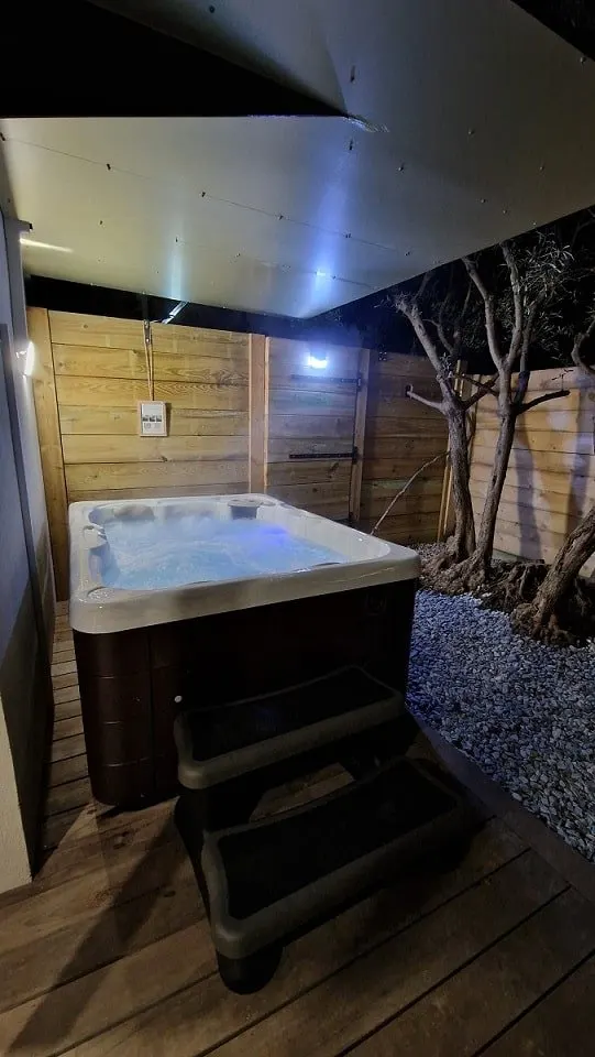 Chambre Cigale à Allauch — jacuzzi extérieur abrité et jardin sans vis-à-vis à Allauch