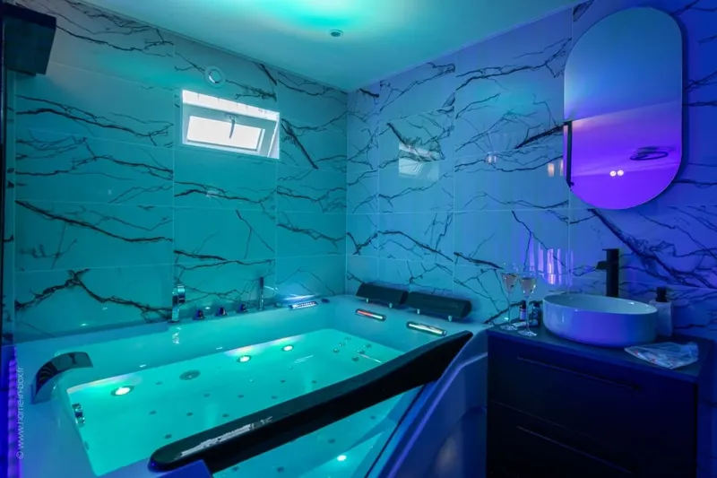 Jacuzzi Secret 91 à Longjumeau — suite de 50 m² avec bain à remous et mur miroir à Longjumeau