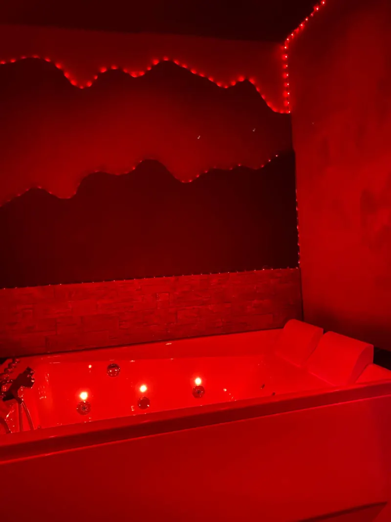 La Love Coquine à Toulon — jacuzzi, sauna et lit king size dans un studio climatisé à Toulon