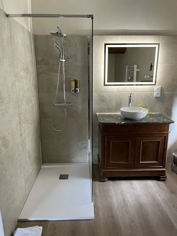 La Halte Louis XIII à Bram — triplex de 70 m² avec baignoire balnéo connectée à Bram