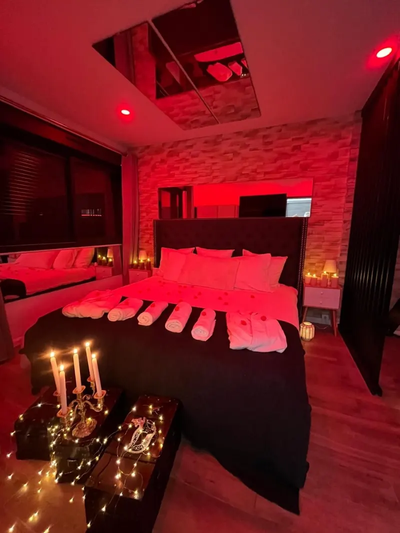 Villa Donuts à Mons — Maison de 85 m², spa, sauna et donjon à Mons