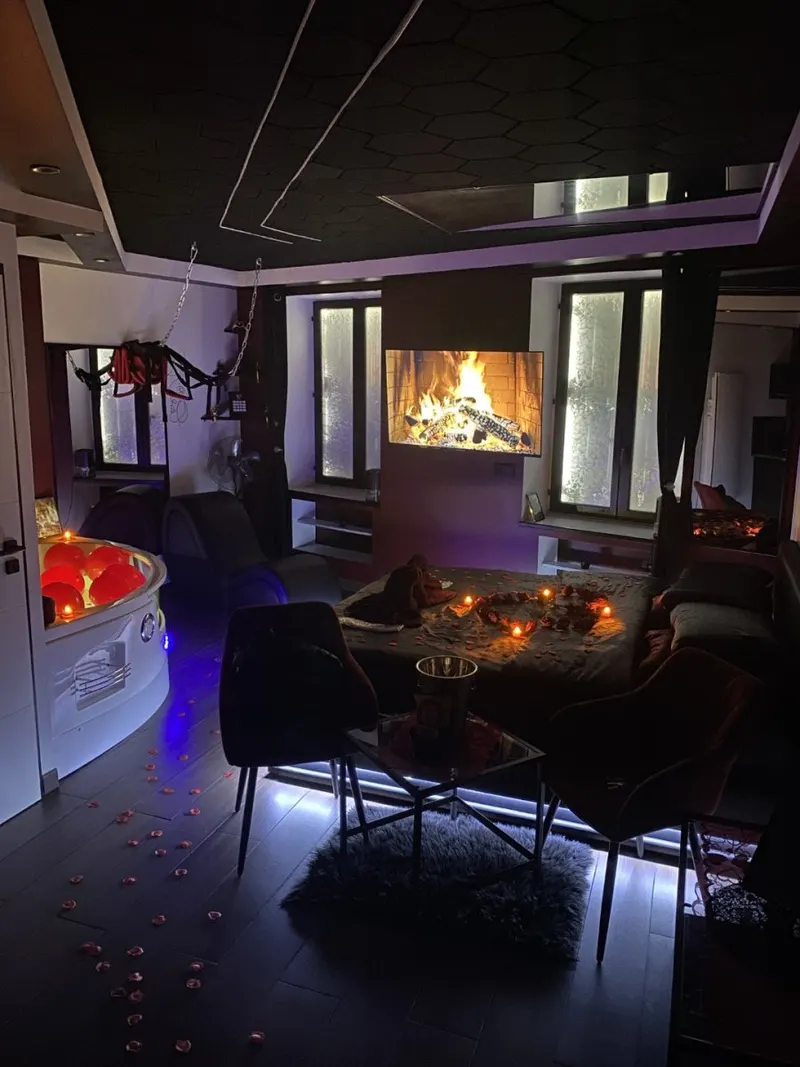 Redroom à Voiron — Spa privatif, miroirs et fauteuil tantra à Voiron