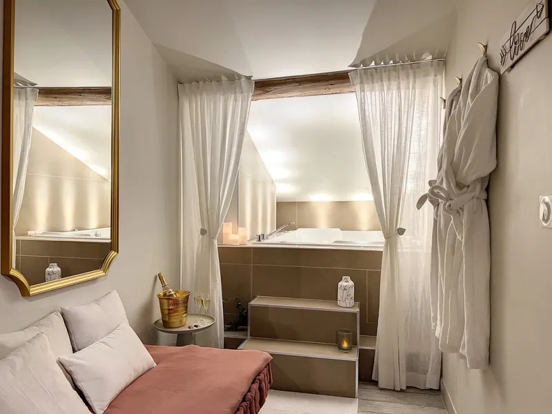 Cocon Blanc câlin - Bain à remous privatif- Love Room à Saint-Étienne