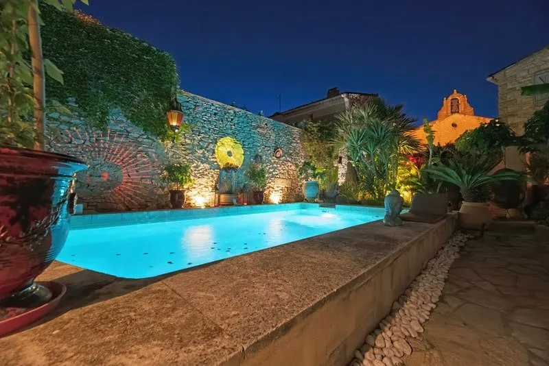 La Clé Secrète — Suite avec jacuzzi et piscine saisonnière à Vergèze à Vergèze