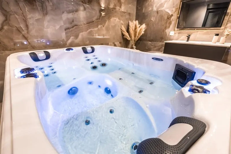 Le Clandestin Spa Arras — Suite de 50 m², jacuzzi illimité et terrasse à Arras