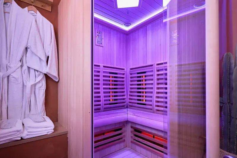 Suite Salsa à Bruay-la-Buissière — spa privatif de 100 m² avec jacuzzi et sauna à Bruay-la-Buissière