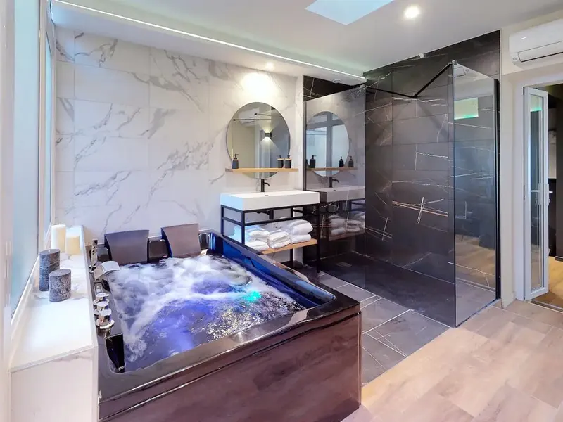 Suite Orion Just For Us à Marseille — 50 m² avec jacuzzi privé, lit rond et table de massage à Marseille