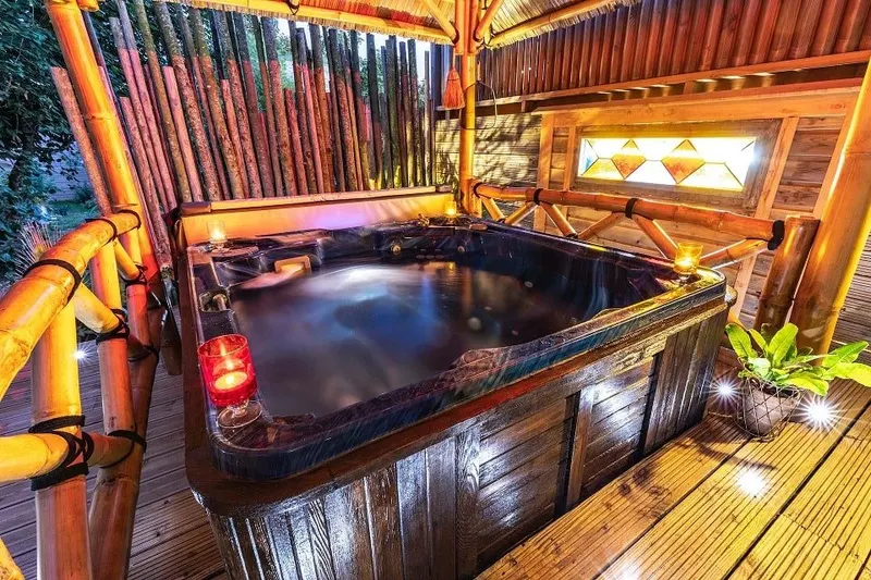 Chambre Indienne du Presbytère de Pancé — duplex de 55 m² avec jacuzzi et hammam à Pancé