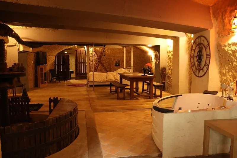 La Cave du Secret à Tours — refuge troglodytique de 150 m² avec spa privé à Tours