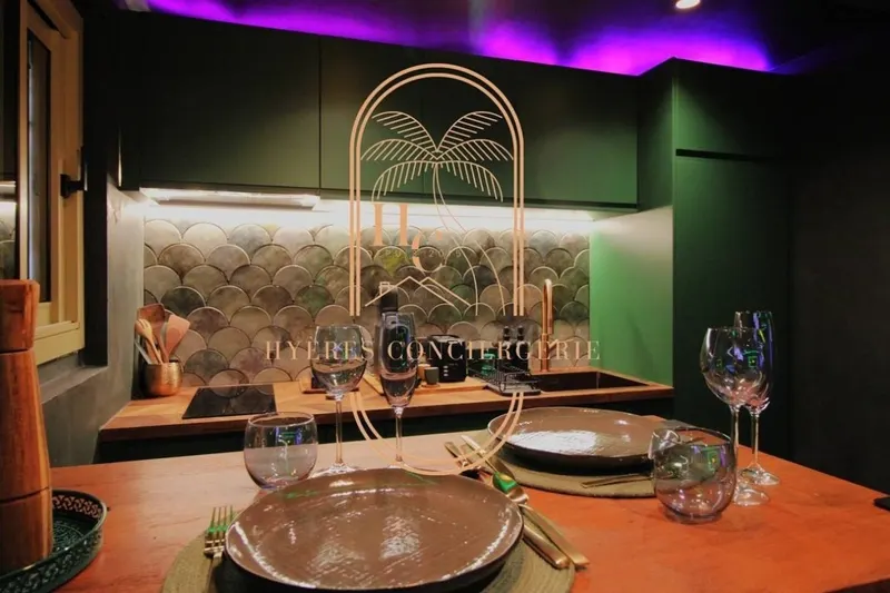 Jungle Love Room Hyères — Balnéo duo et cinéma privé dans 27 m² à Hyères