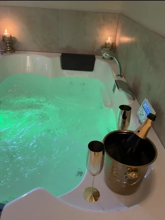 La Halte Louis XIII à Bram — triplex de 70 m² avec baignoire balnéo connectée à Bram