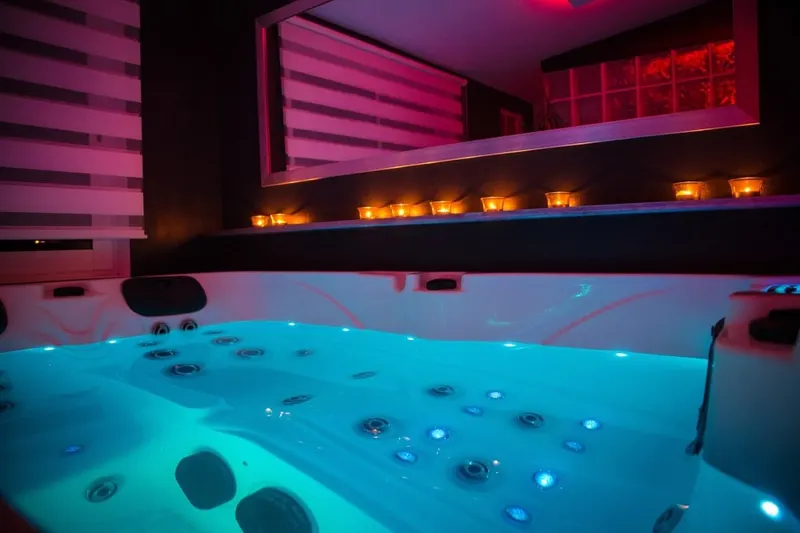 Rêves de Spa — Suite Onyx à Alleins, 35 m² avec spa 71 jets et écran de 3 mètres à Alleins