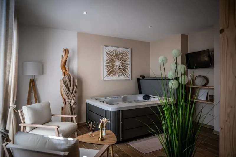La Parenthèse Amoureuse à La Jarne — jacuzzi 22 jets et pièce secrète près de La Rochelle à La Jarne