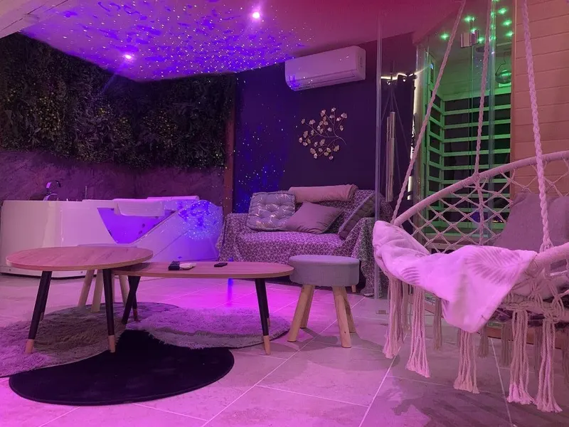 CinéSpa Lodge – L’Élixir à La Celle-Saint-Cyr — jacuzzi, sauna infrarouge et écran cinéma à La Celle-Saint-Cyr