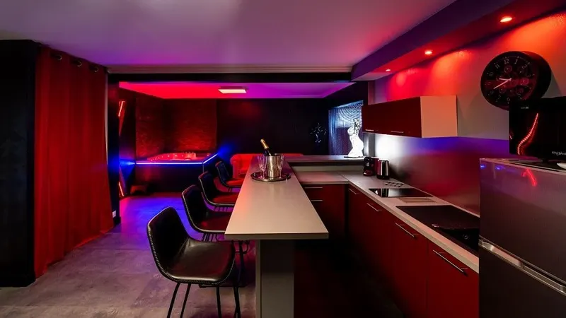 Le Laby à Saujon — love room de 60 m² avec balnéo quatre places pour 2 à 4 adultes à Saujon