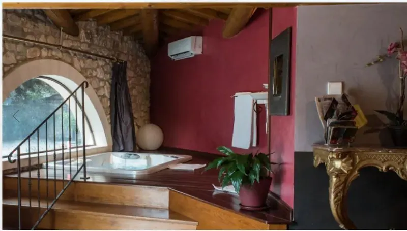 Villa de Jade à Saint-Laurent-des-Arbres — Jacuzzi privé et piscine à Saint-Laurent-des-Arbres