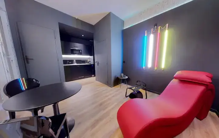 Suite Orion Just For Us à Marseille — 50 m² avec jacuzzi privé, lit rond et table de massage à Marseille