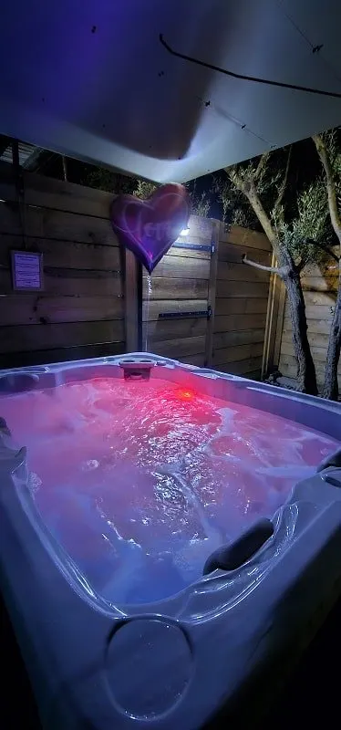 Chambre Cigale à Allauch — jacuzzi extérieur abrité et jardin sans vis-à-vis à Allauch