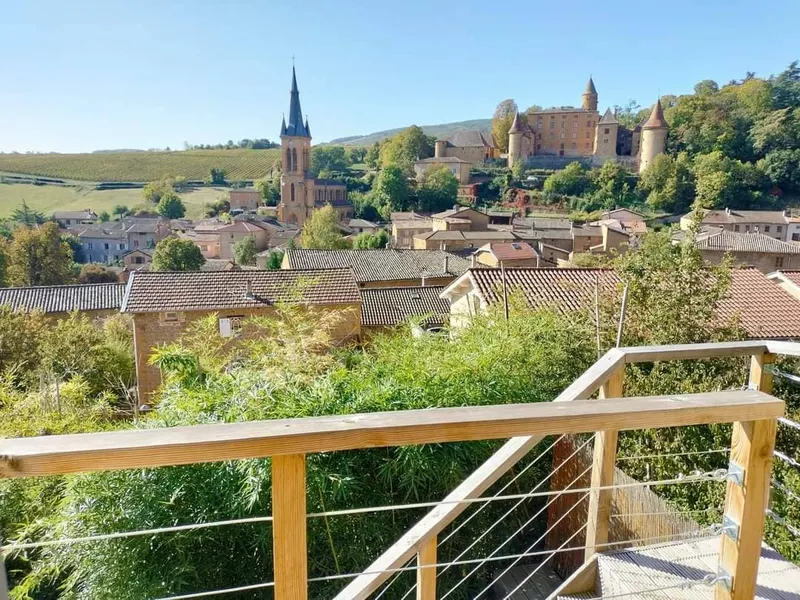 L’Abri du Château à Jarnioux — Spa canadien, sauna et vue sur le château à Jarnioux