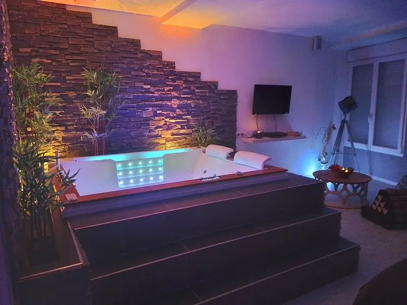 Appart Spa Gray — Appartement de 75 m² avec balnéo et sauna au centre historique à Gray
