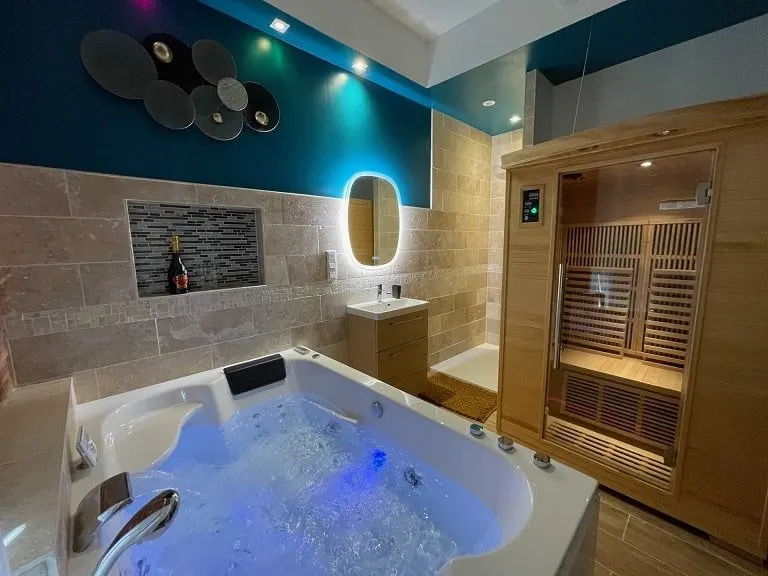Love Capsule à Chartrettes — jacuzzi, sauna, jardin privé et lit king size à Chartrettes