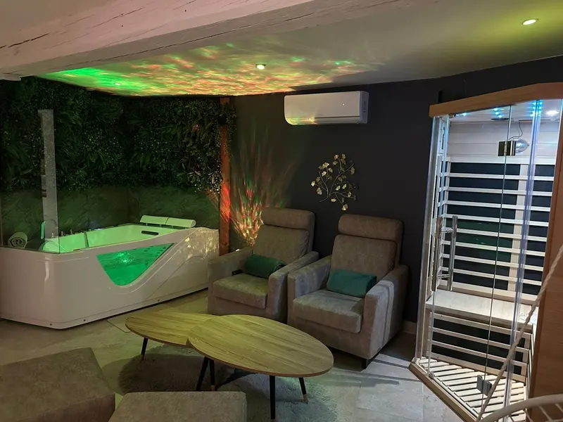 CinéSpa Lodge – L’Élixir à La Celle-Saint-Cyr — jacuzzi, sauna infrarouge et écran cinéma à La Celle-Saint-Cyr